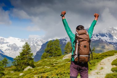 Uzun yürüyüşe çıkan kimse dağlarda kaldırdı elleriyle