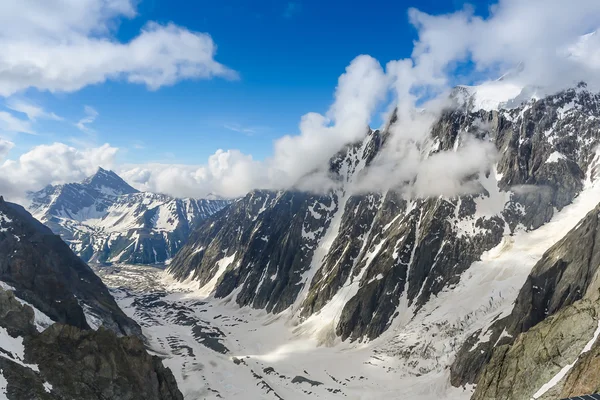 Gletscher und schneebedeckte Berge — Stockfoto