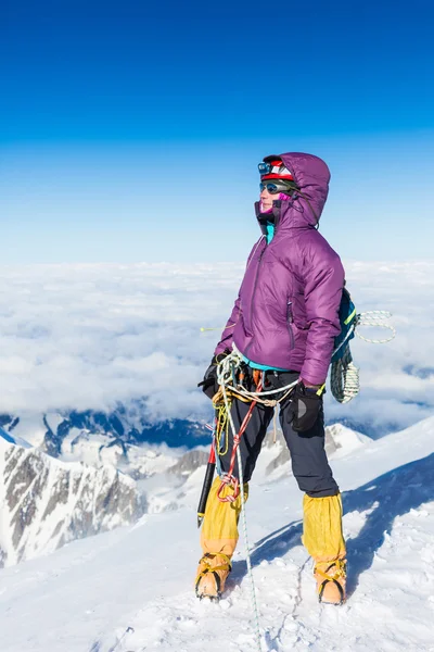 Mulher alpinista no topo da montanha — Fotografia de Stock