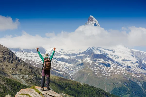 Mujer excursionista brazos abiertos en las montañas — Foto de Stock