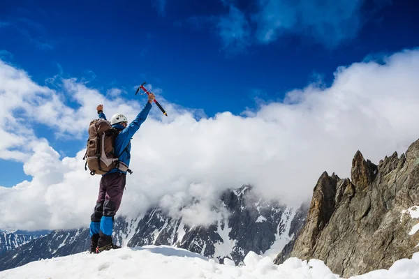 Счастливый альпинист на вершине горы — стоковое фото