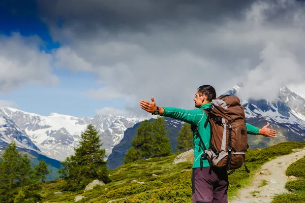 Caminante con las manos levantadas en las montañas — Foto de Stock