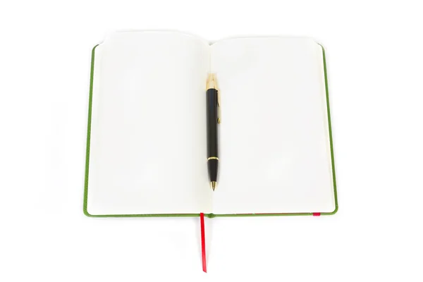 Открытая книга с ручкой — стоковое фото