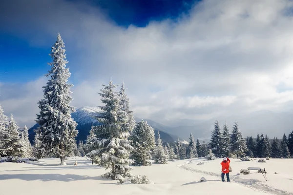 Escursioni a piedi nelle montagne invernali — Foto Stock