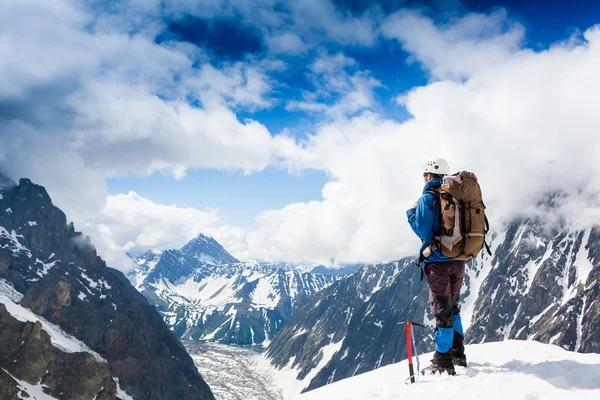 L'alpinista raggiunge la cima di una montagna — Foto Stock