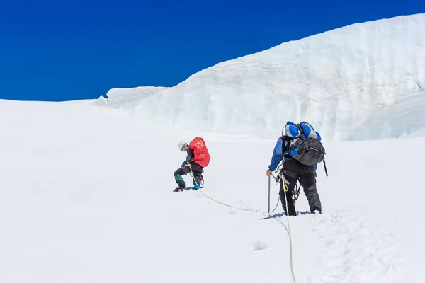 Grup dağcı kışın — Stok fotoğraf