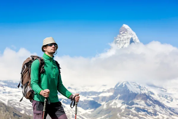 Турист смотрит на горизонт в горах — стоковое фото