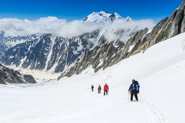 Grupo de alpinistas no inverno — Fotografia de Stock