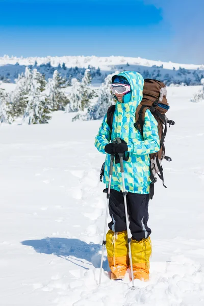 Mulher caminhadas no inverno — Fotografia de Stock