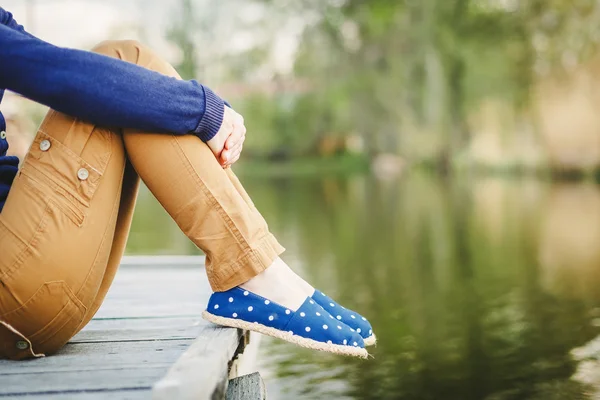 Girl on quay near lake — Stock Photo, Image