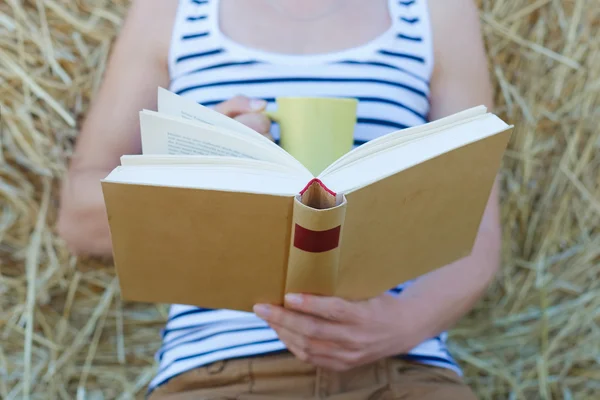 Girl working/studing outdoors — Stock Photo, Image