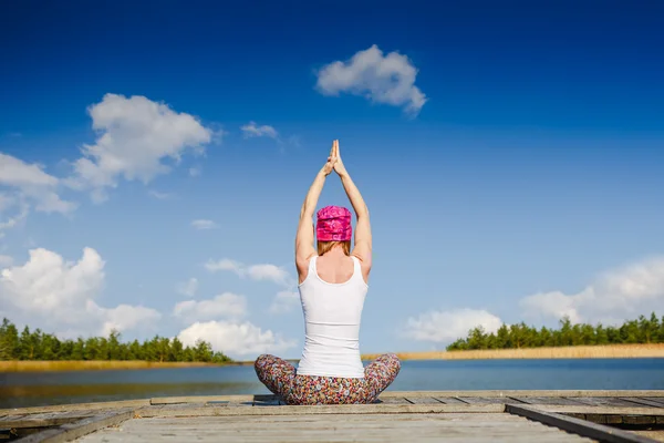 Donna che pratica yoga — Foto Stock