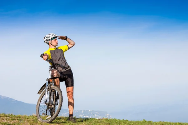 Homem na bicicleta de montanha — Fotografia de Stock