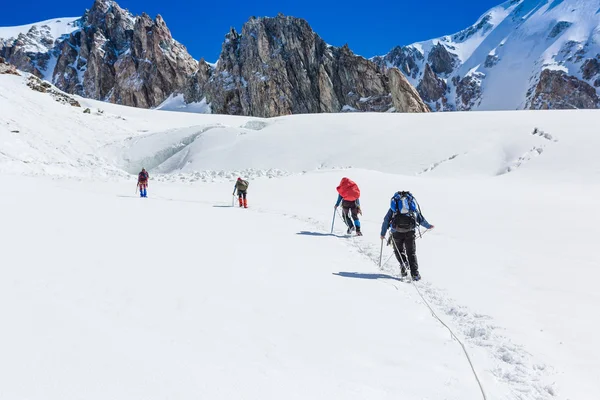 Groupe d'alpinistes en hiver — Photo