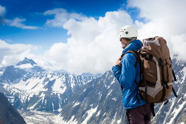 看着地平线在山里徒步旅行者 — 图库照片