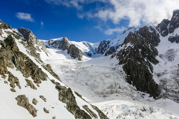 Glaciären och snö utjämnade berg — Stockfoto