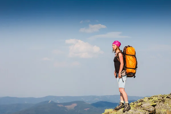 Mulher caminhante no topo com mochila — Fotografia de Stock