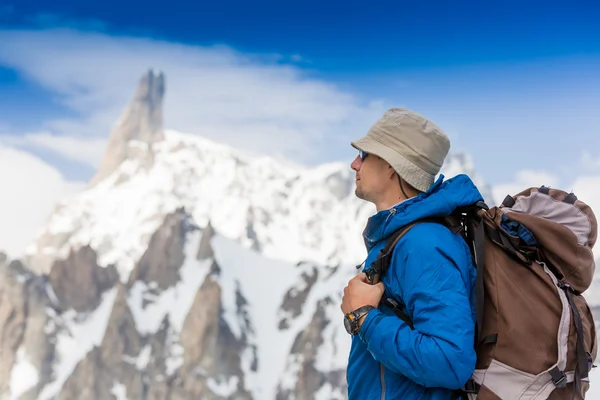 Hiker titta på horisonten i bergen — Stockfoto