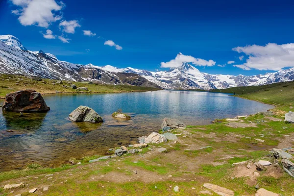 Matterhorn za pięknym jeziorem — Zdjęcie stockowe