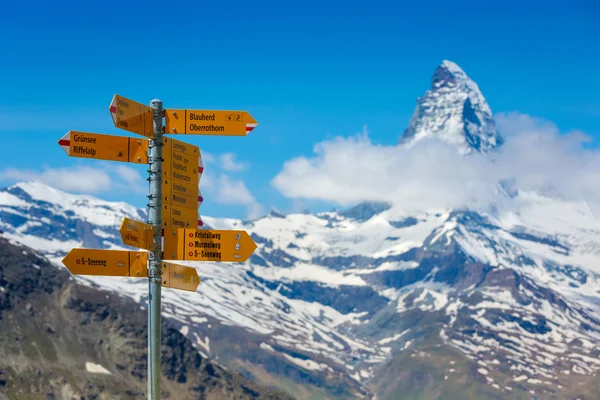 Road pointer near the Matterhorn — Stock Photo, Image
