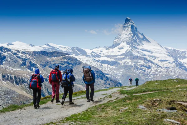 Hikers team in the mountains — Stock Photo, Image