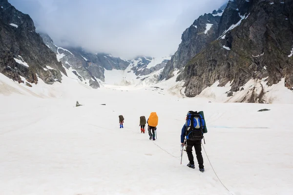 Grup dağcı kışın — Stok fotoğraf