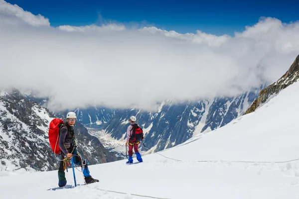 Yürüyüşçüler kış dağlarında — Stok fotoğraf