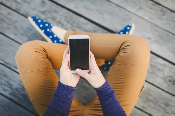 Kvinna med smarttelefon — Stockfoto