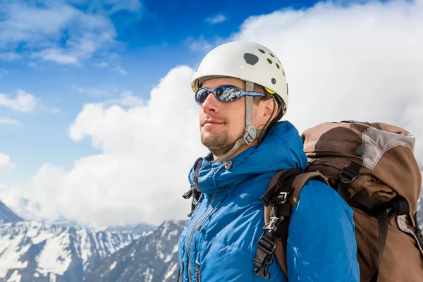 Hiker looking at the horizon in the mountains — Stock Photo, Image