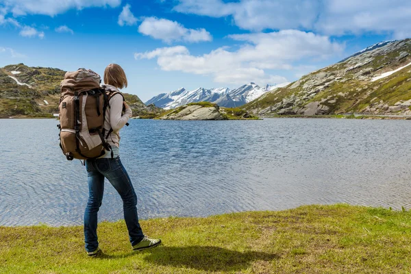 Mulher caminhante com mochila — Fotografia de Stock