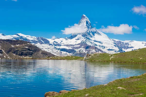 Matterhorn atrás de um belo lago — Fotografia de Stock