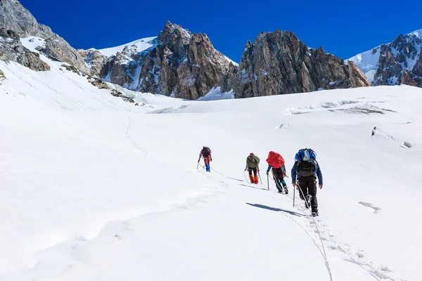 Grupo de escaladores en invierno — Foto de Stock
