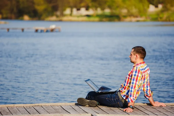 Man med laptop utomhus — Stockfoto