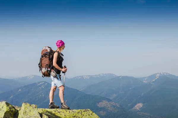 Female hiker at the top with backpack — Stock Photo, Image