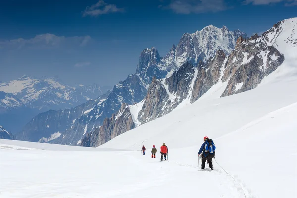 Gruppo di escursionisti in montagna — Foto Stock