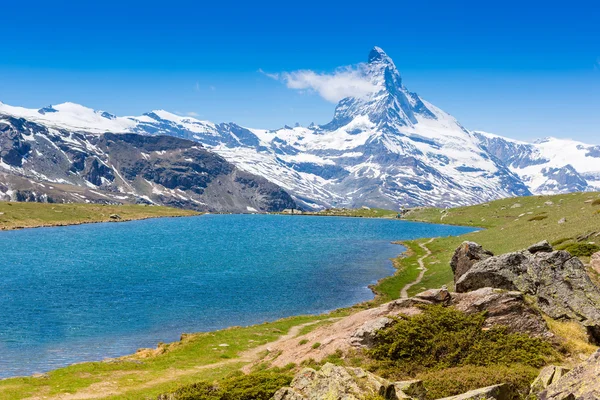 Alpesi hegyi kilátással a tóra. — Stock Fotó