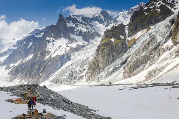 Gruppo di alpinisti in inverno — Foto Stock