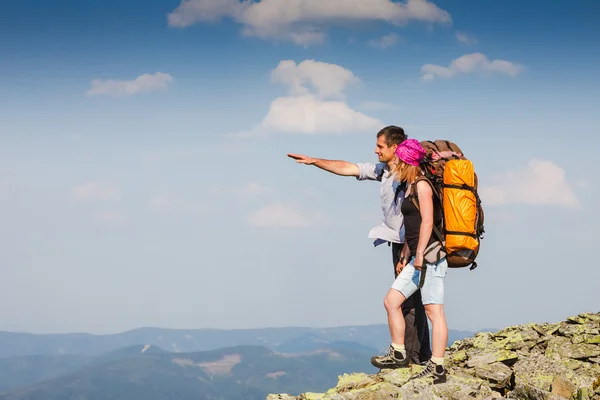 Casal com mochilas nas montanhas — Fotografia de Stock