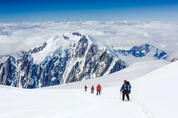 Ομάδα ορειβατών χειμώνα — Φωτογραφία Αρχείου
