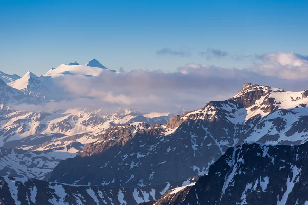 Montanhas cobertas de neve — Fotografia de Stock