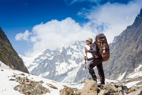 Excursionista con la mochila en las montañas — Foto de Stock