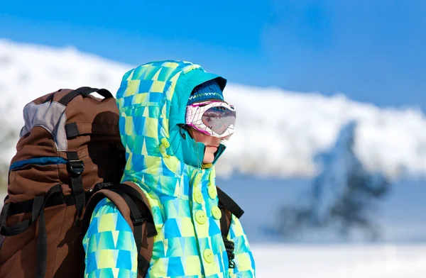 Mujer senderismo en invierno — Foto de Stock