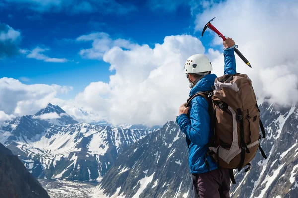 Glückliche männliche Wanderer auf dem Gipfel des Berges — Stockfoto