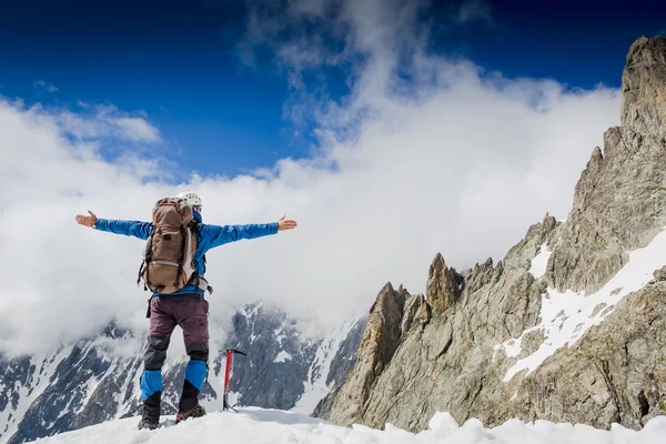 Hiker at the top with his hands raised — Stock Photo, Image