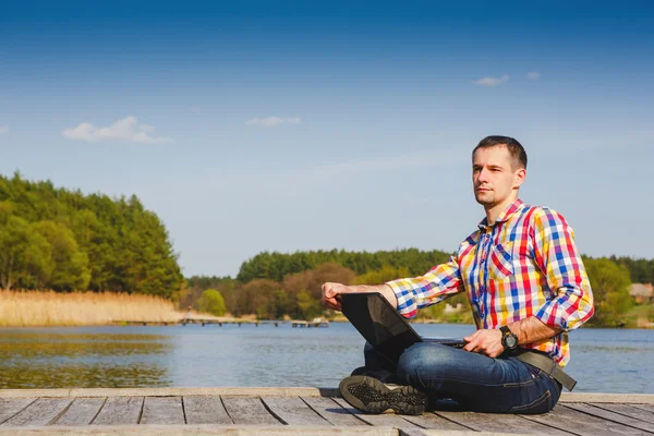 Man with laptop outdoors — Stock Photo, Image