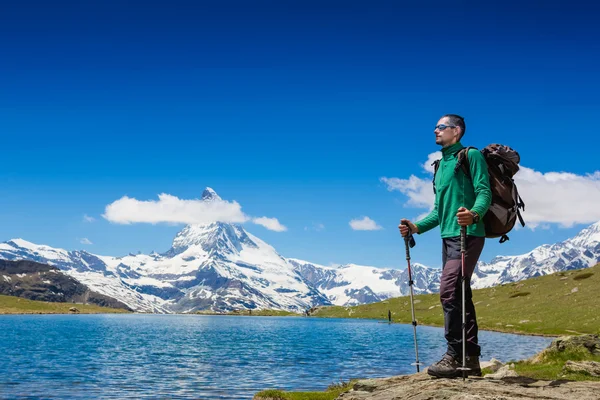 Tourist with a backpack in mountains — Stock Photo, Image