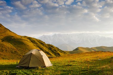 Turist çadır kampında çayır üzerinde 