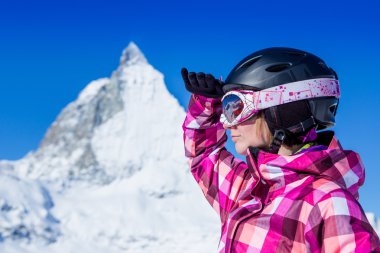 kadın kayakçı uzağa arıyorsunuz 