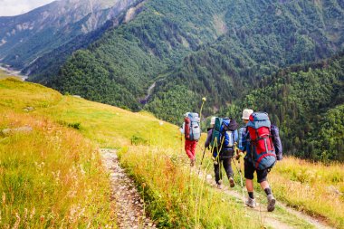 Grup yürüyüş sırt çantaları ile yürüyüşçü