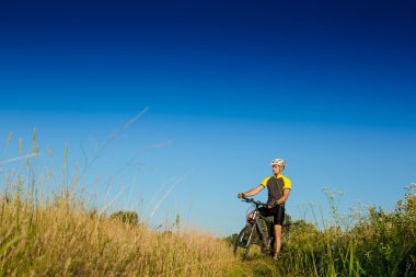 Bisiklet ile genç binici